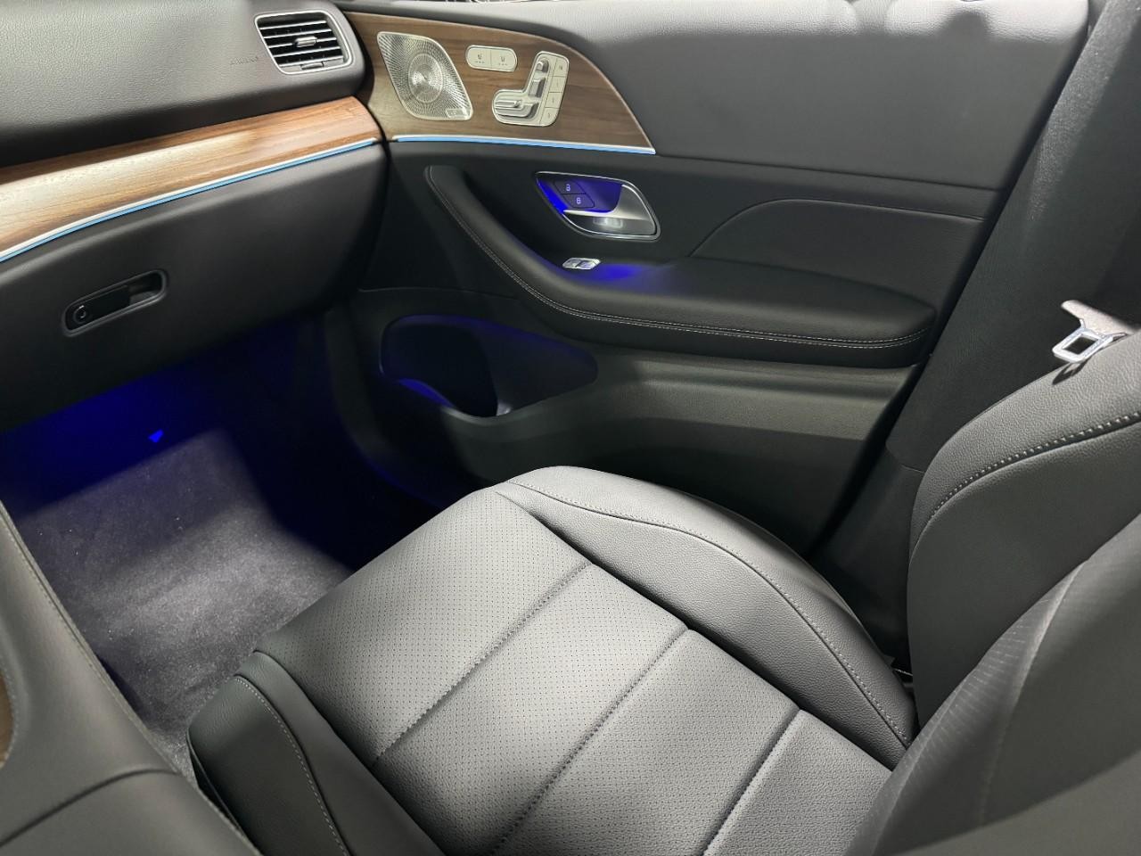 Mercedes-Benz GLE Vehicle Full-screen Gallery Image 17