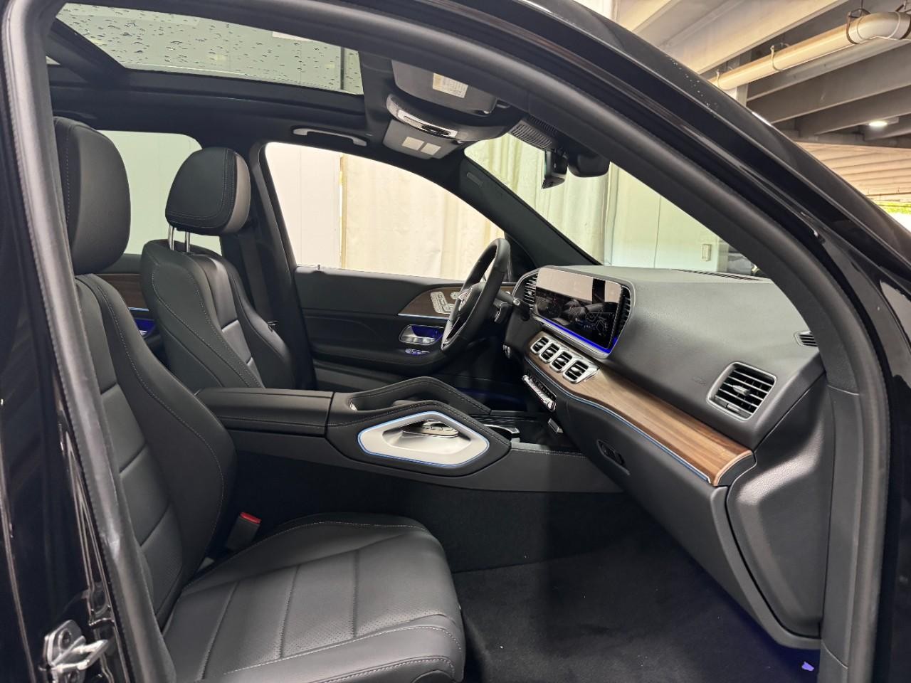 Mercedes-Benz GLE Vehicle Full-screen Gallery Image 18