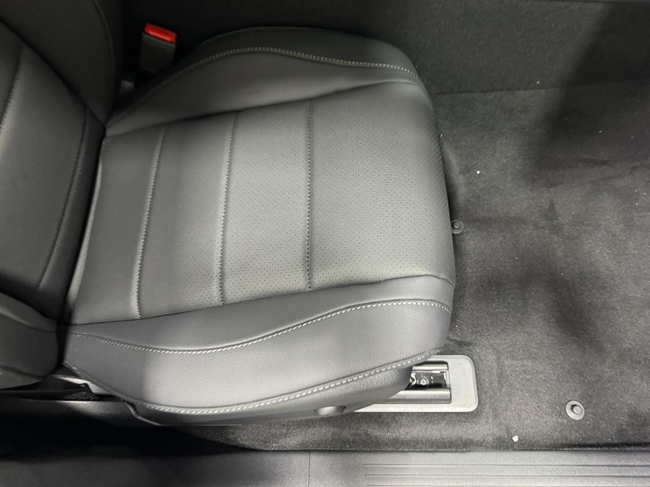 Mercedes-Benz GLE Vehicle Full-screen Gallery Image 19