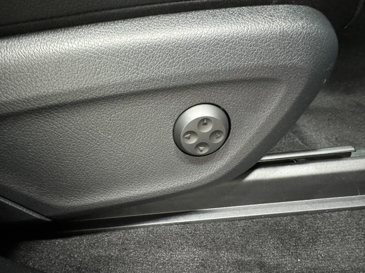 Mercedes-Benz GLE Vehicle Full-screen Gallery Image 20