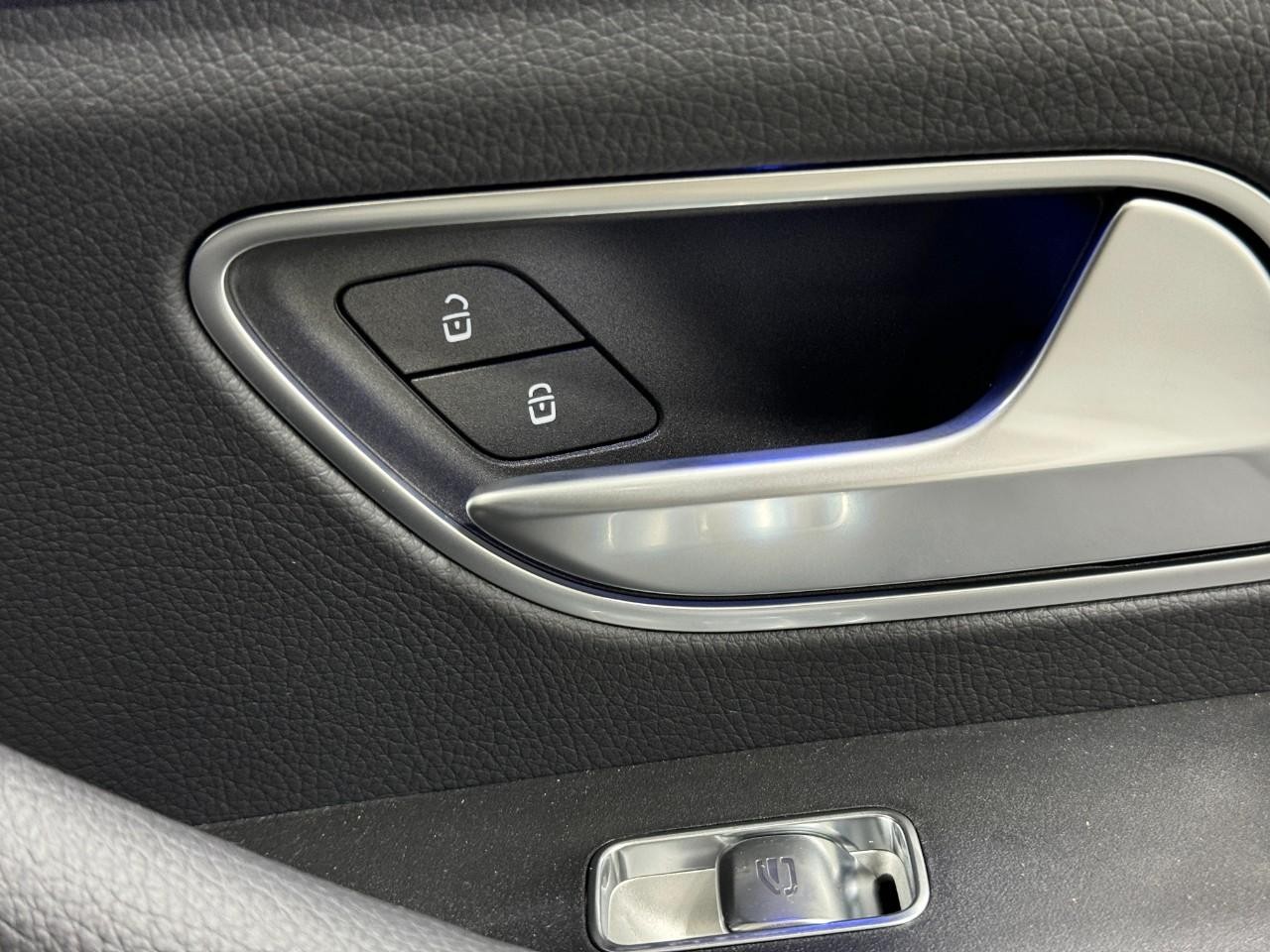 Mercedes-Benz GLE Vehicle Full-screen Gallery Image 22