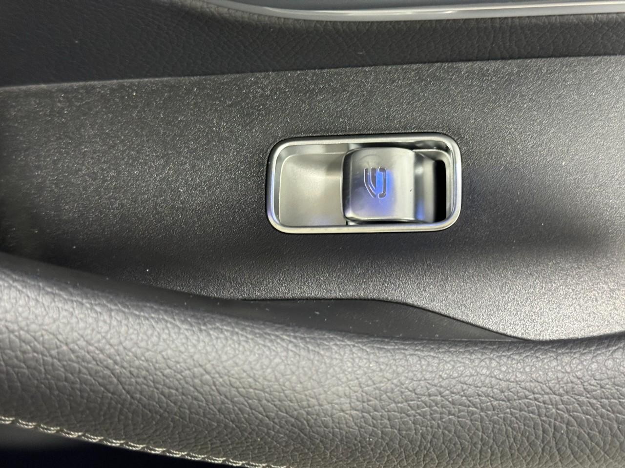 Mercedes-Benz GLE Vehicle Full-screen Gallery Image 23