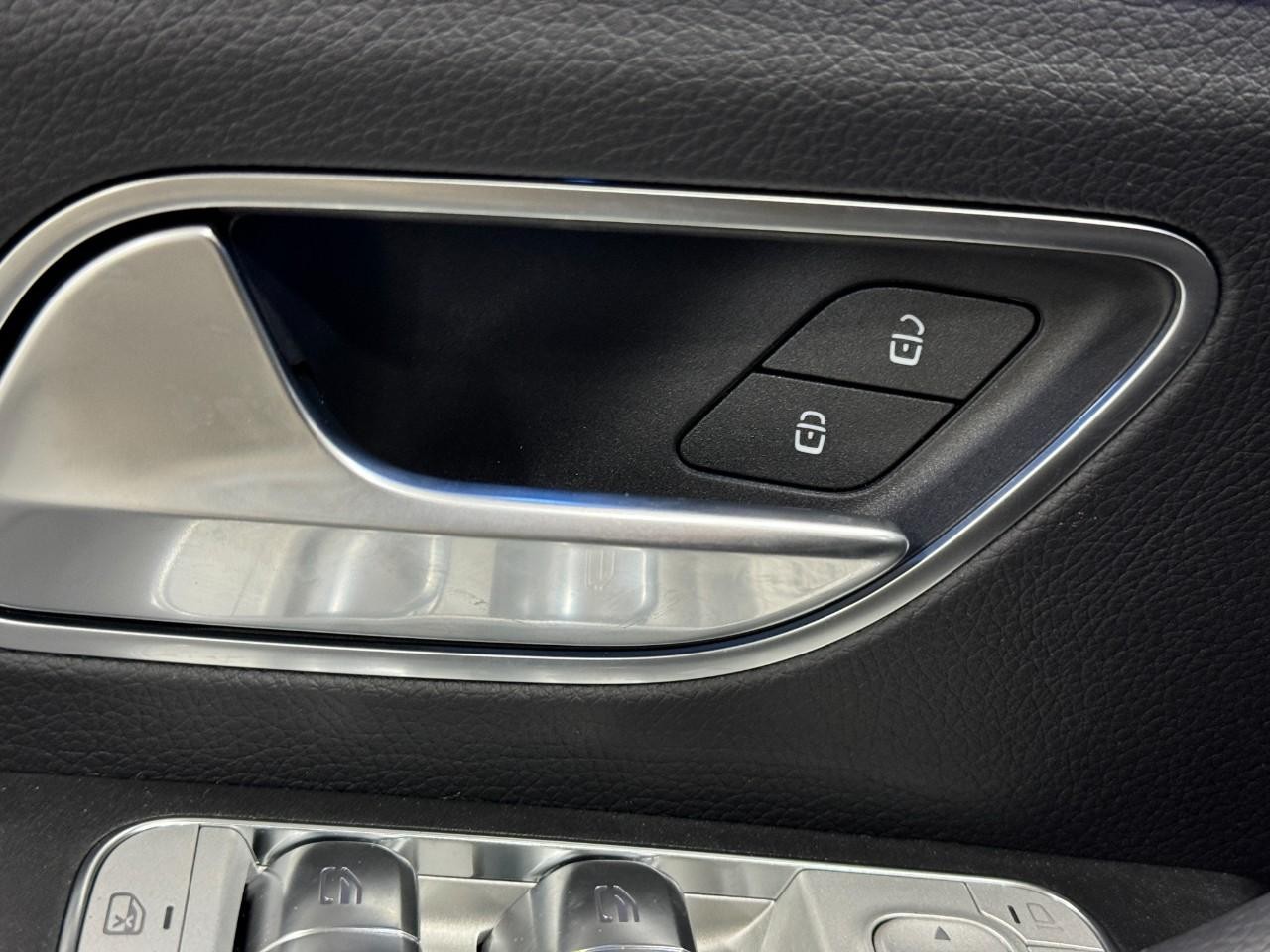 Mercedes-Benz GLE Vehicle Full-screen Gallery Image 26