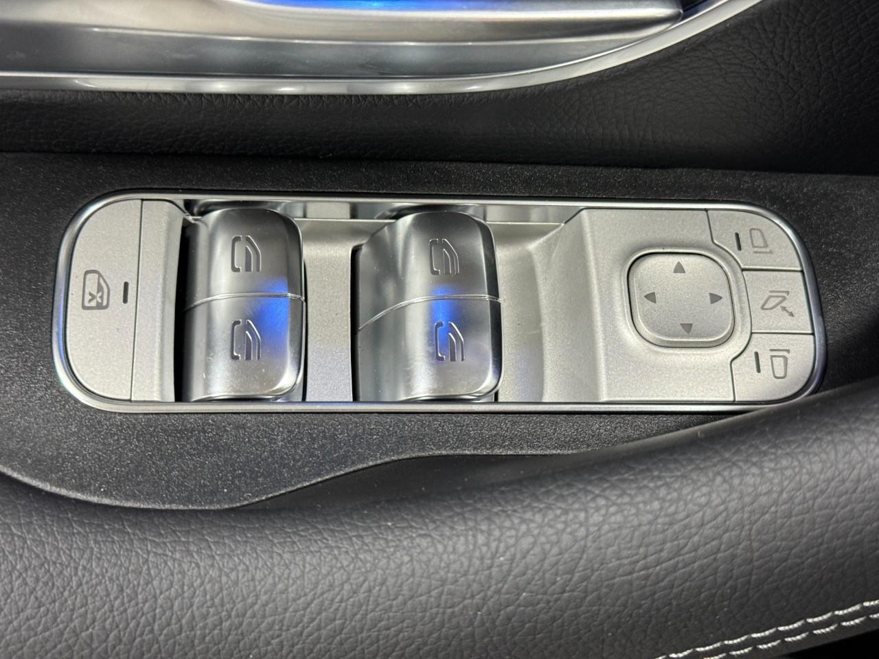 Mercedes-Benz GLE Vehicle Full-screen Gallery Image 27