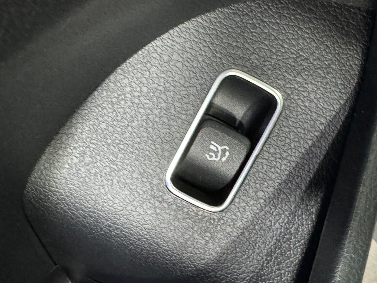 Mercedes-Benz GLE Vehicle Full-screen Gallery Image 28