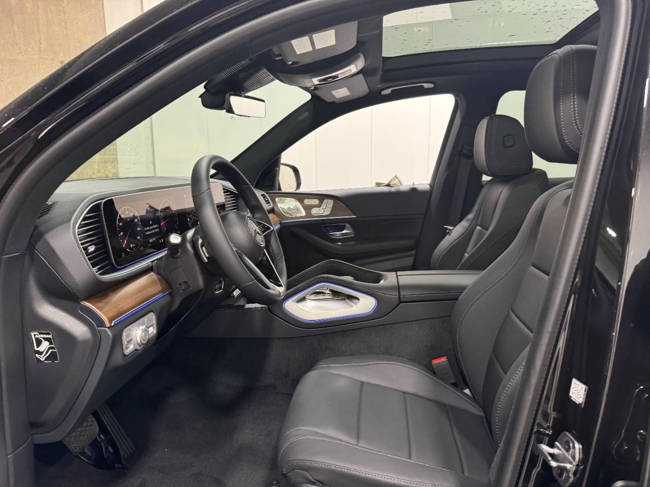 Mercedes-Benz GLE Vehicle Full-screen Gallery Image 29