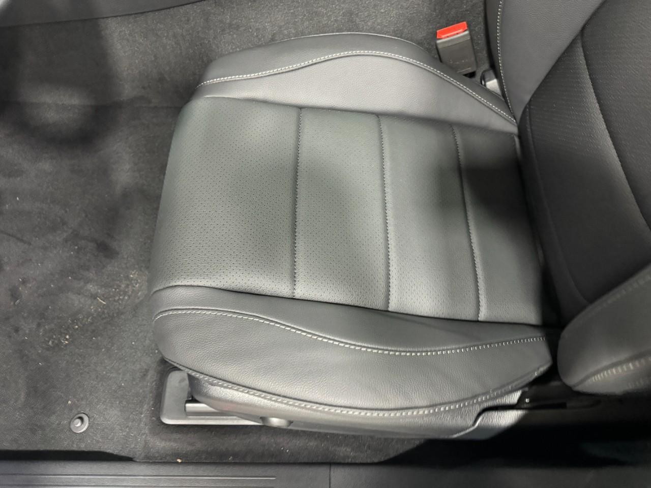 Mercedes-Benz GLE Vehicle Full-screen Gallery Image 30