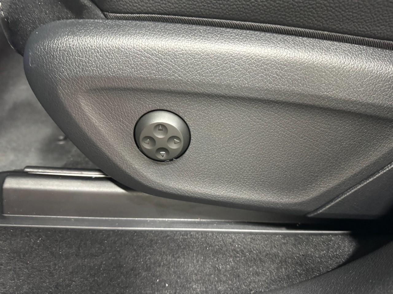 Mercedes-Benz GLE Vehicle Full-screen Gallery Image 31