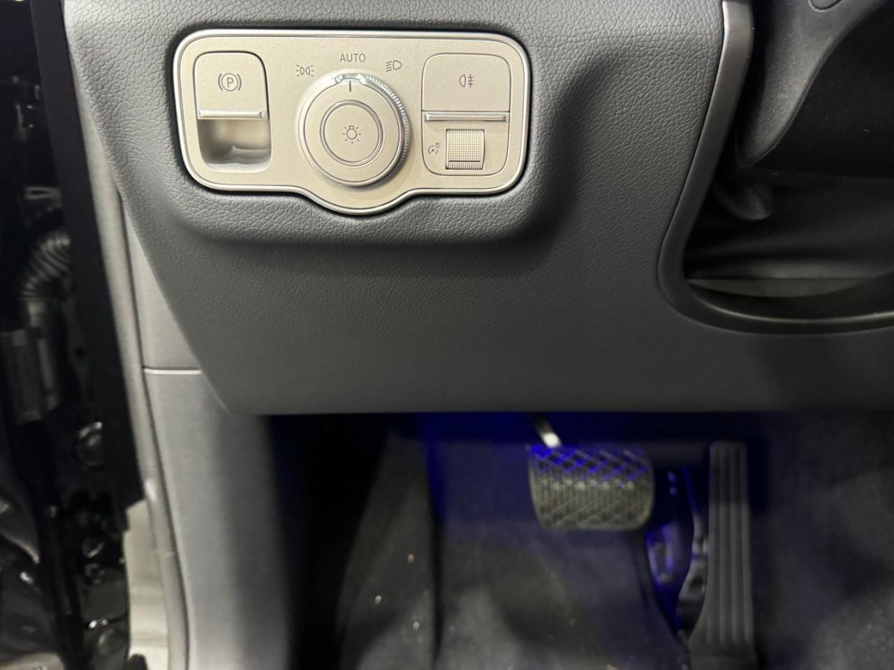 Mercedes-Benz GLE Vehicle Full-screen Gallery Image 32