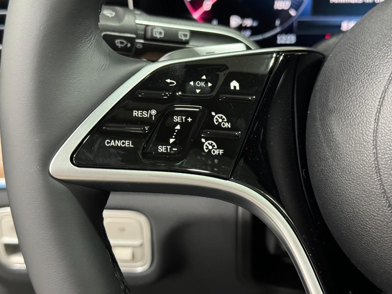 Mercedes-Benz GLE Vehicle Full-screen Gallery Image 33