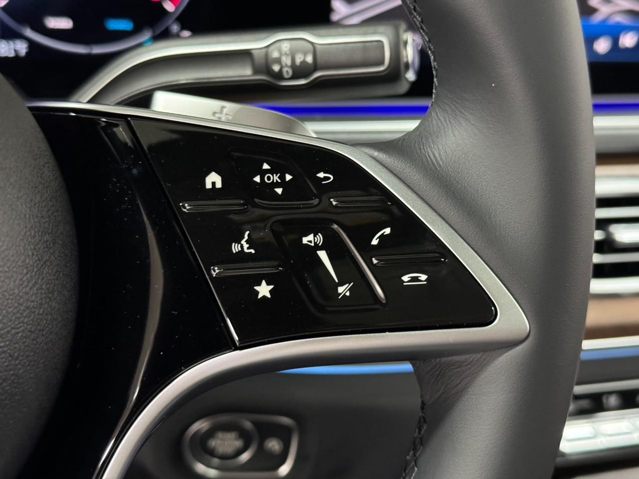 Mercedes-Benz GLE Vehicle Full-screen Gallery Image 34