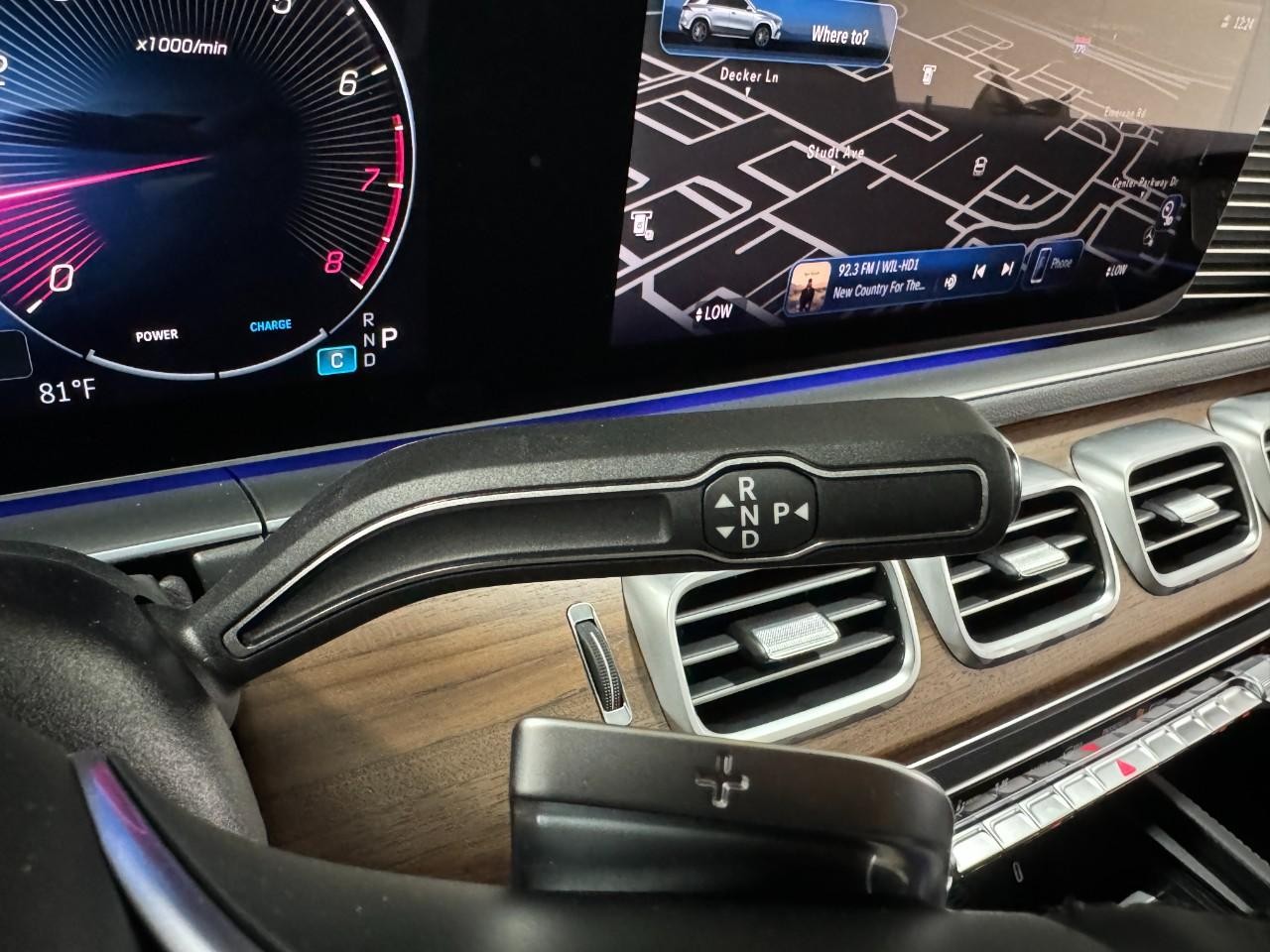 Mercedes-Benz GLE Vehicle Full-screen Gallery Image 36