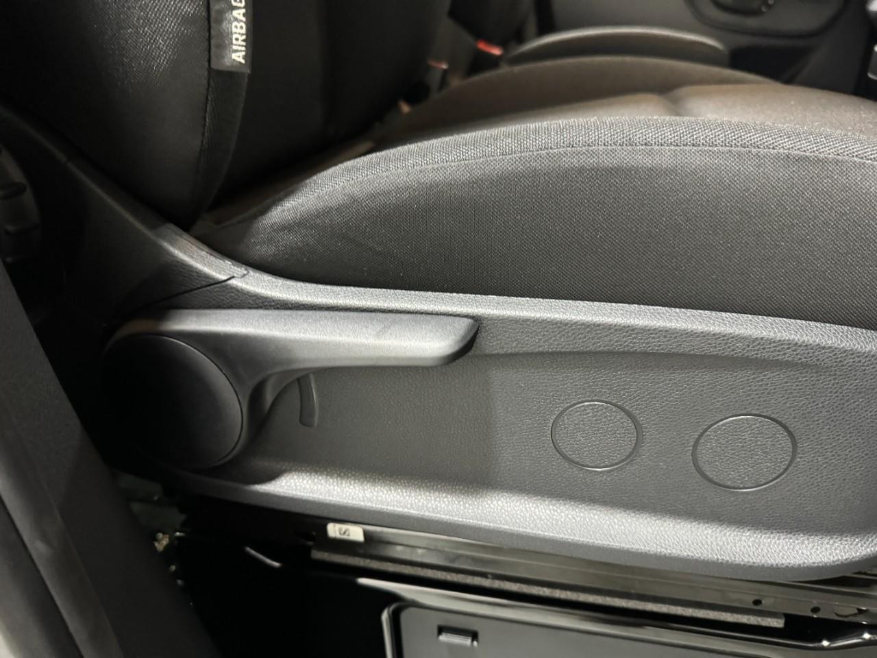 Mercedes-Benz Sprinter Cargo Van Vehicle Full-screen Gallery Image 19