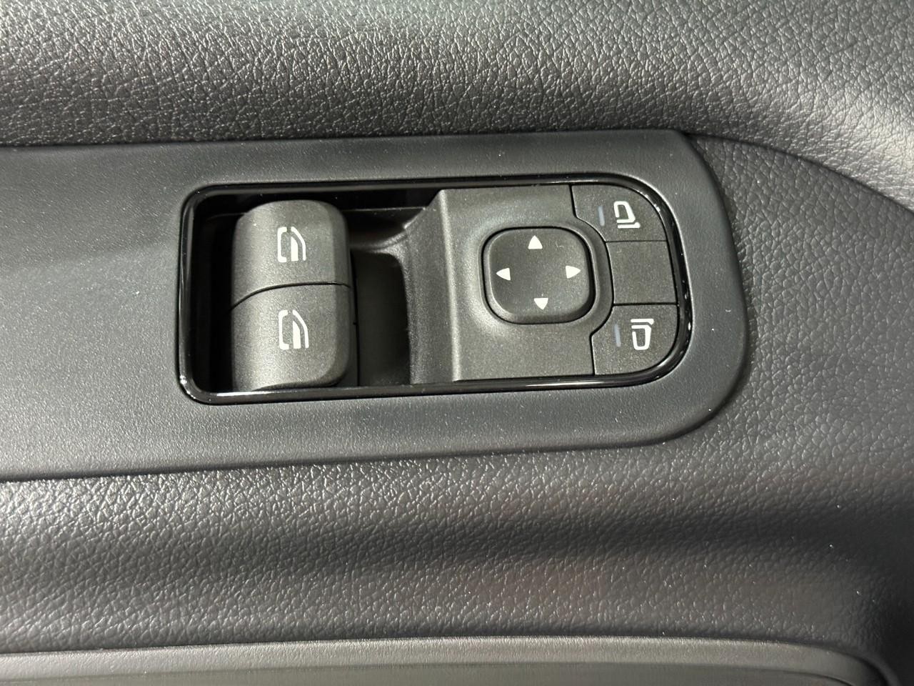 Mercedes-Benz Sprinter Cargo Van Vehicle Full-screen Gallery Image 22