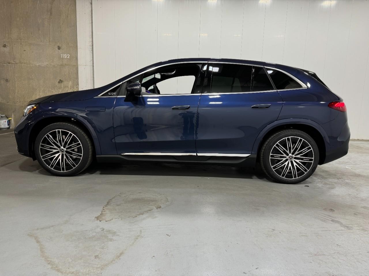 Mercedes-Benz EQE Vehicle Full-screen Gallery Image 2