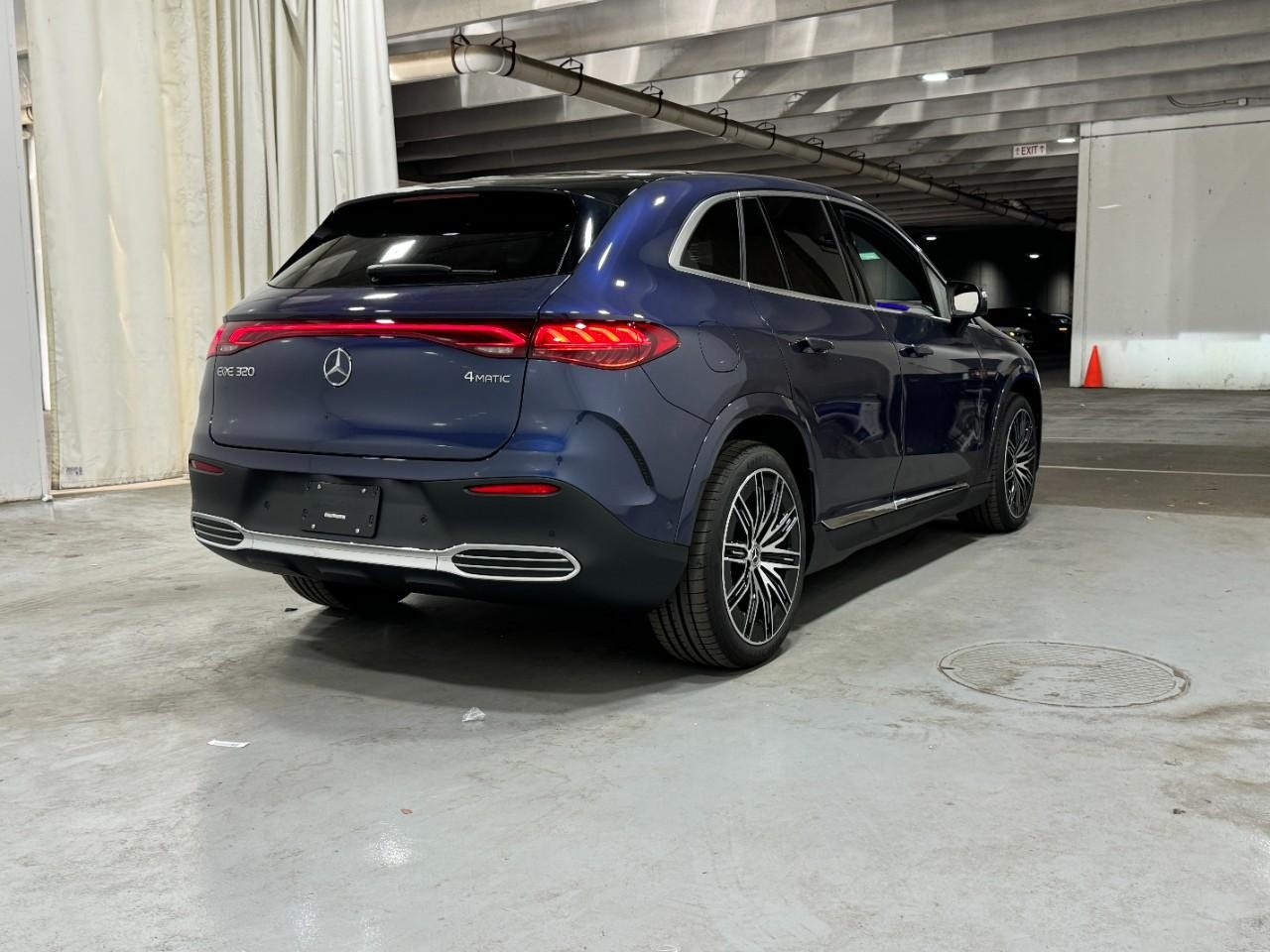 Mercedes-Benz EQE Vehicle Full-screen Gallery Image 4