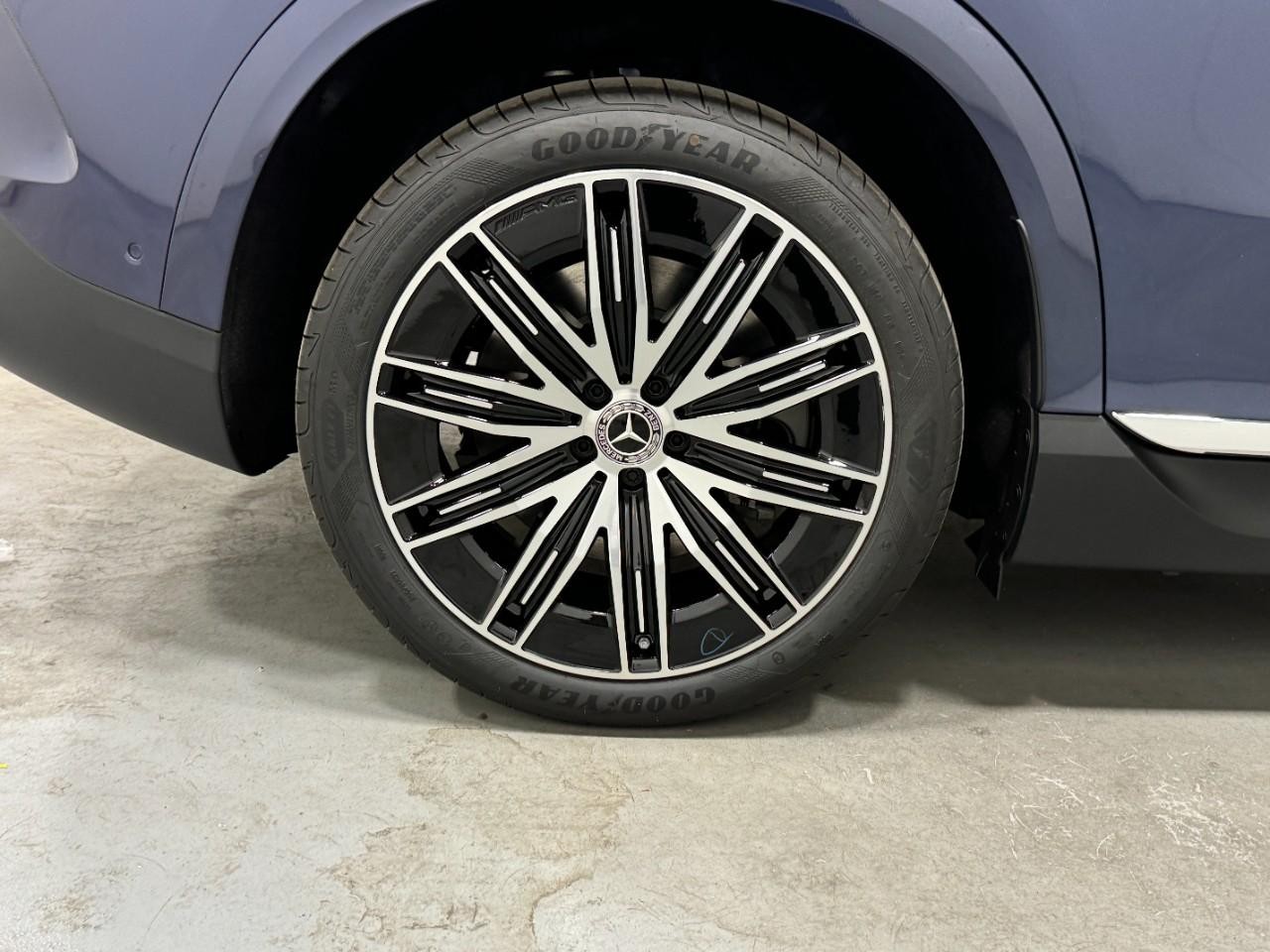 Mercedes-Benz EQE Vehicle Full-screen Gallery Image 5