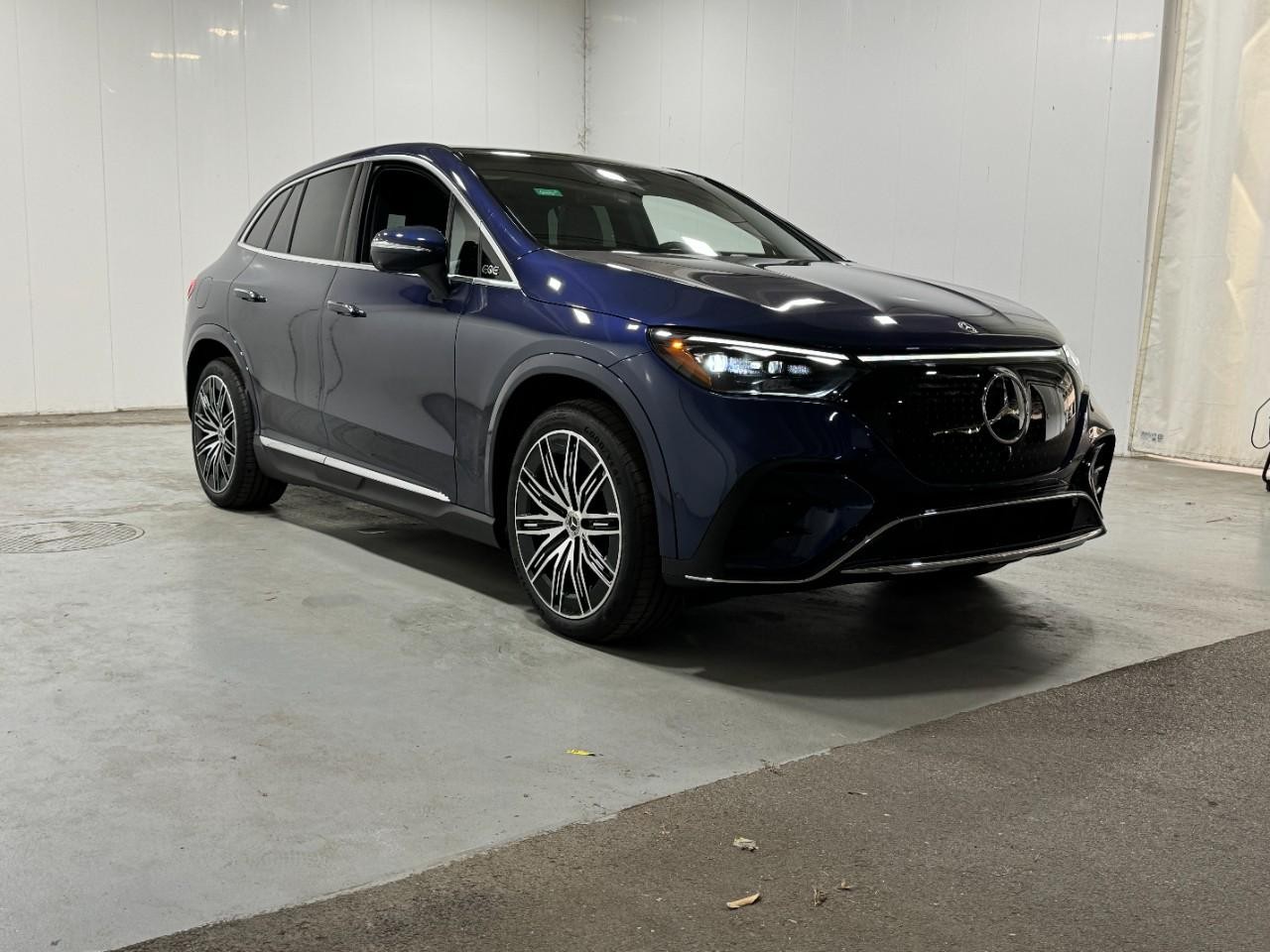 Mercedes-Benz EQE Vehicle Full-screen Gallery Image 6