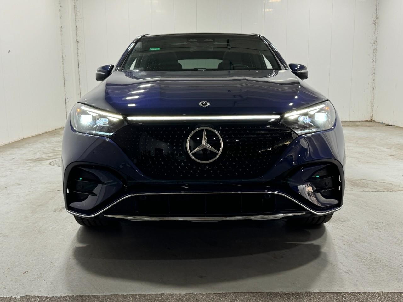 Mercedes-Benz EQE Vehicle Full-screen Gallery Image 7