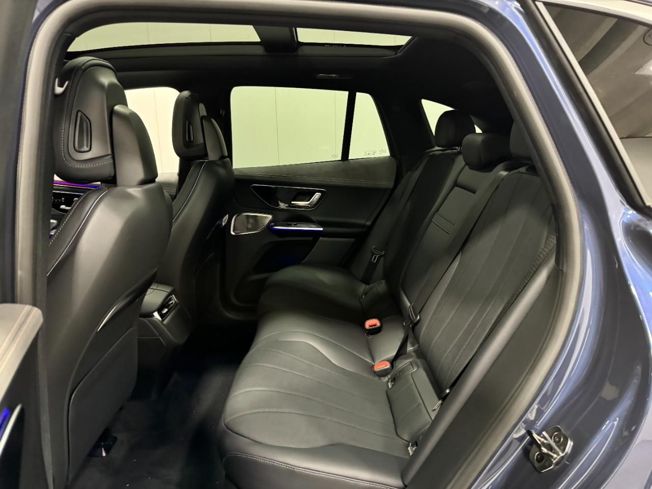 Mercedes-Benz EQE Vehicle Full-screen Gallery Image 8