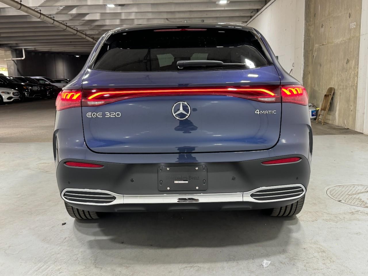 Mercedes-Benz EQE Vehicle Full-screen Gallery Image 9