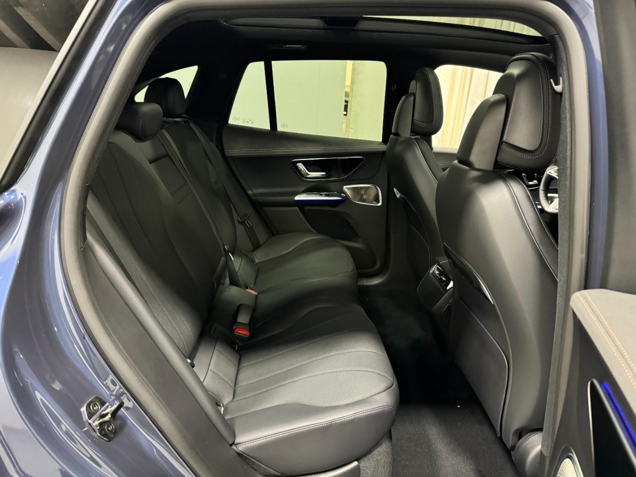 Mercedes-Benz EQE Vehicle Full-screen Gallery Image 10