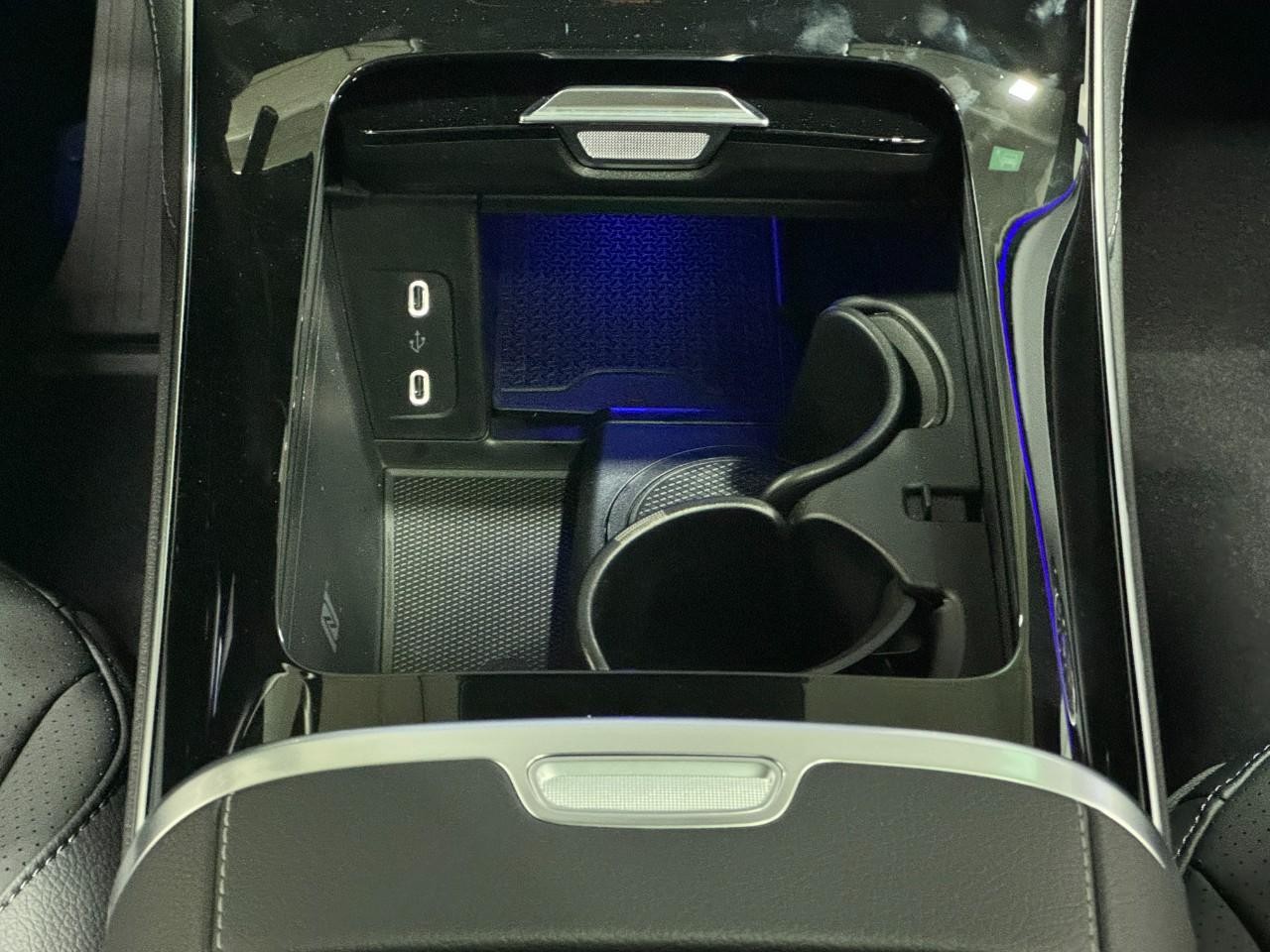 Mercedes-Benz EQE Vehicle Full-screen Gallery Image 15