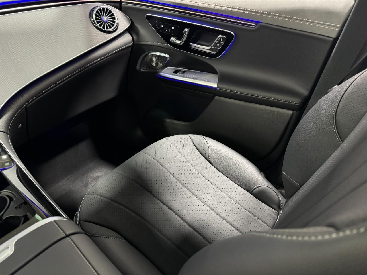 Mercedes-Benz EQE Vehicle Full-screen Gallery Image 16