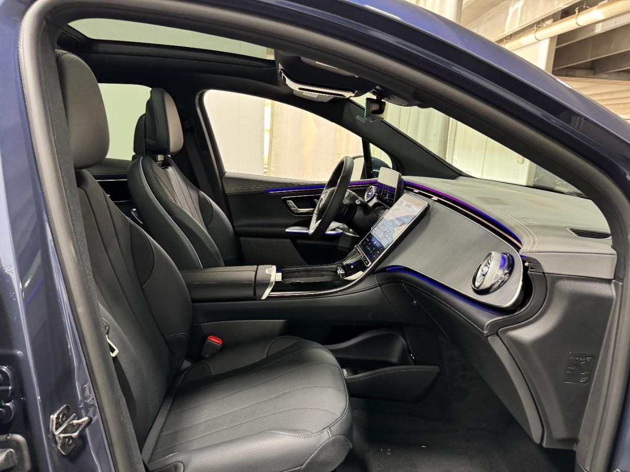 Mercedes-Benz EQE Vehicle Full-screen Gallery Image 17