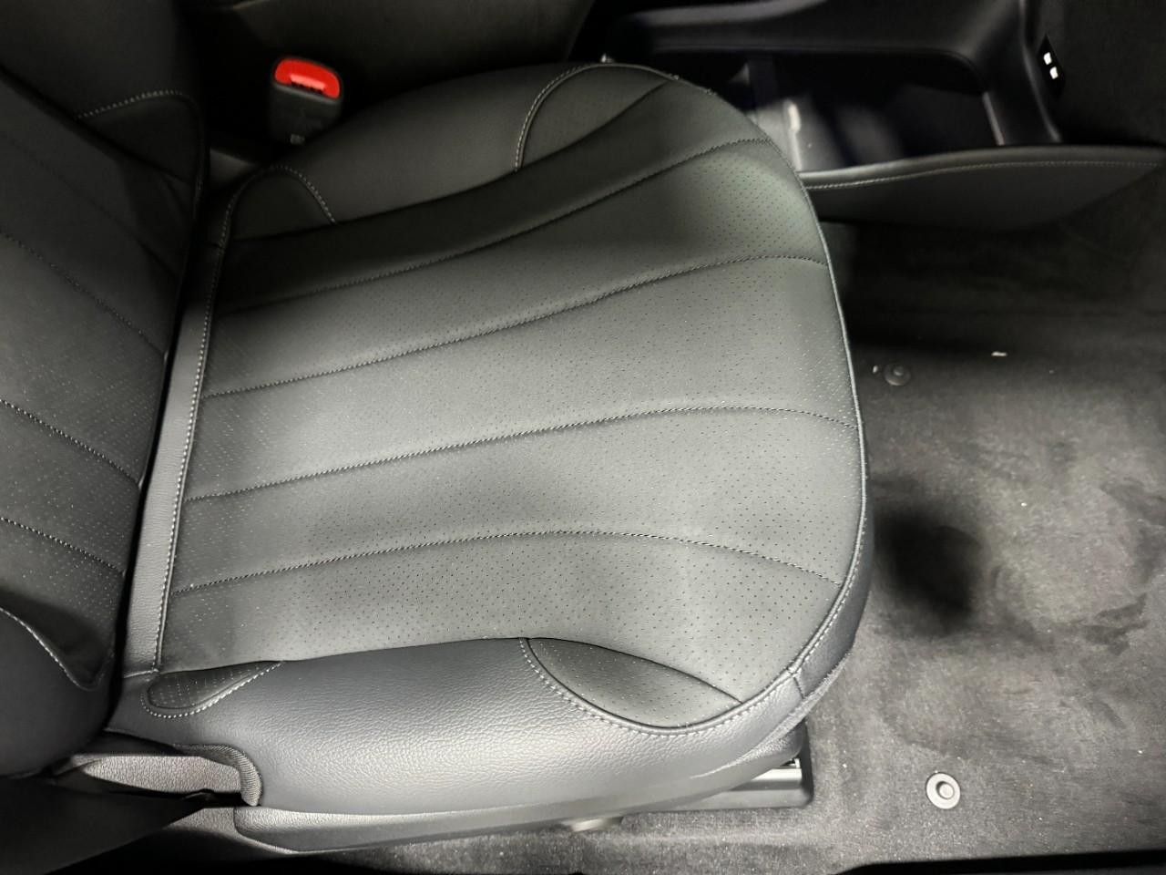 Mercedes-Benz EQE Vehicle Full-screen Gallery Image 18