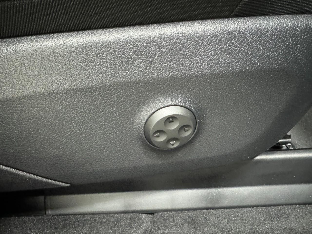 Mercedes-Benz EQE Vehicle Full-screen Gallery Image 19