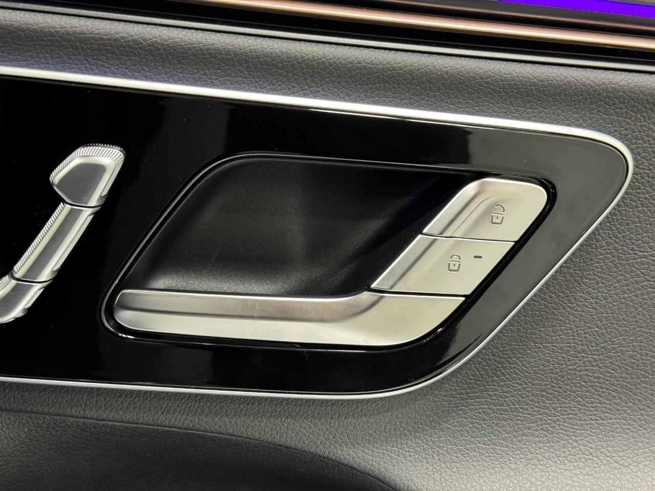 Mercedes-Benz EQE Vehicle Full-screen Gallery Image 21