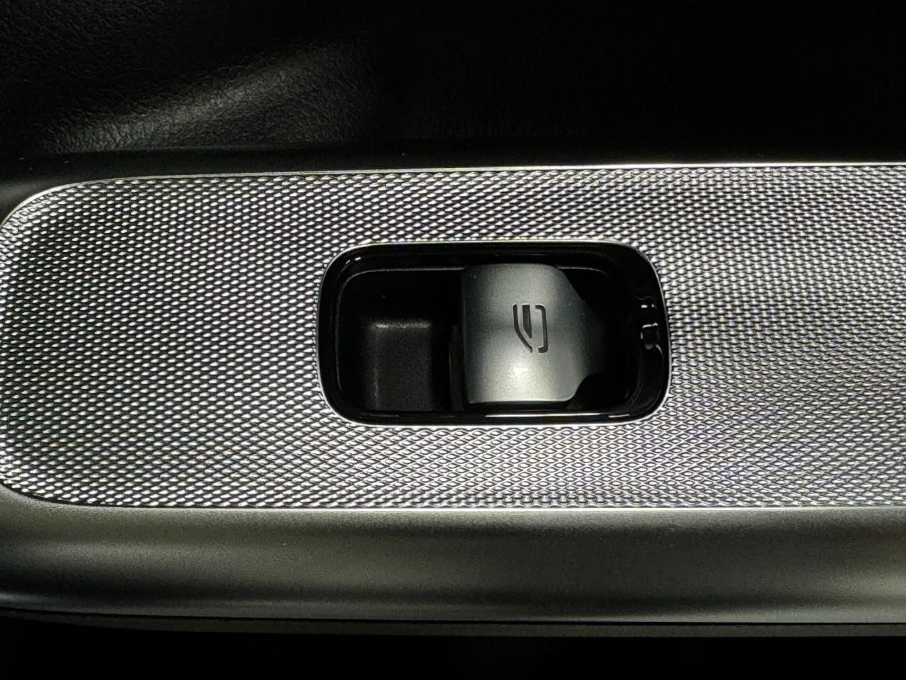 Mercedes-Benz EQE Vehicle Full-screen Gallery Image 22