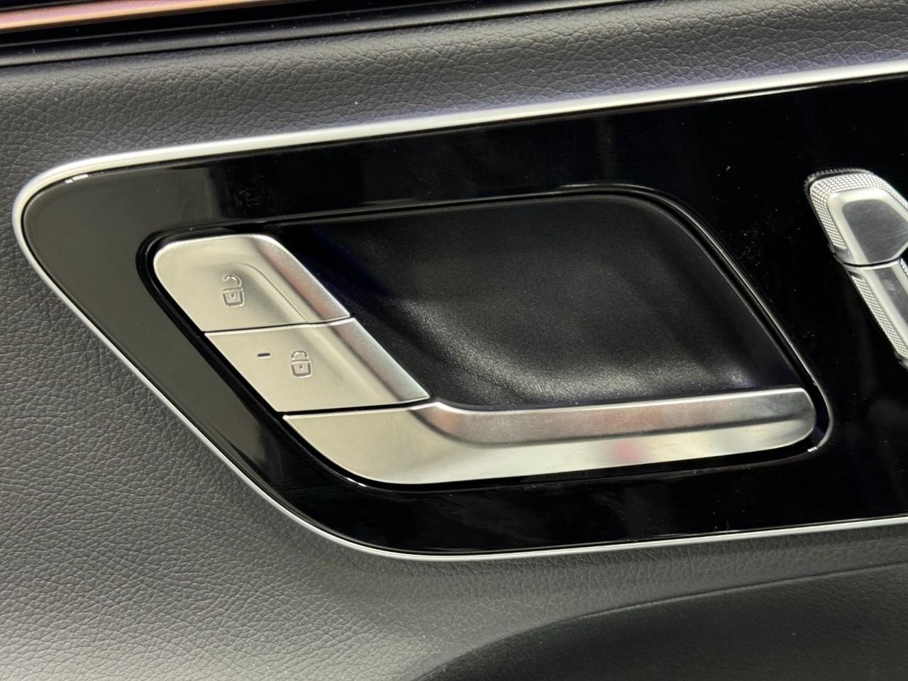 Mercedes-Benz EQE Vehicle Full-screen Gallery Image 24