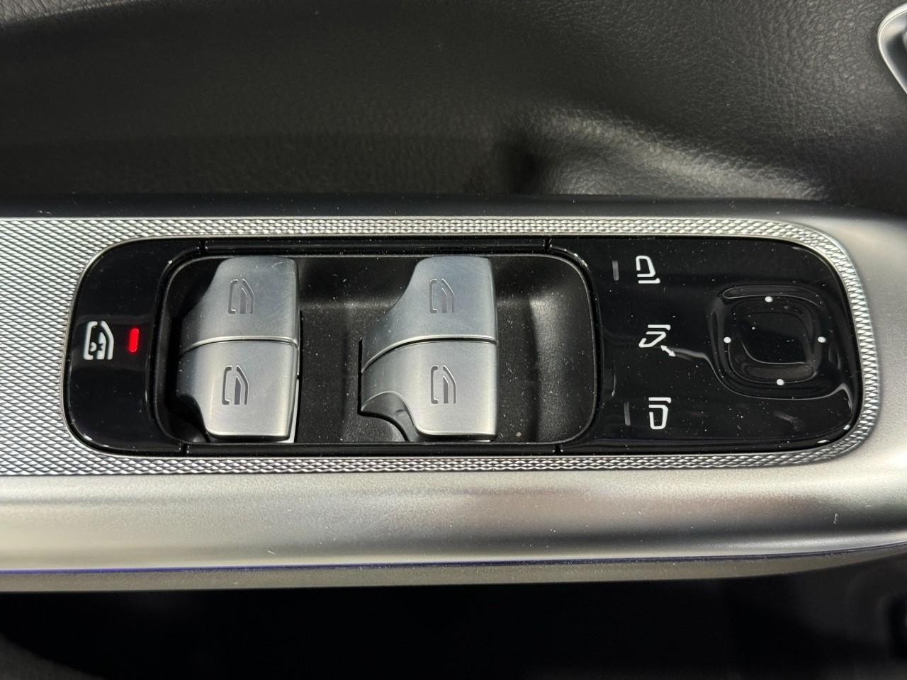 Mercedes-Benz EQE Vehicle Full-screen Gallery Image 25