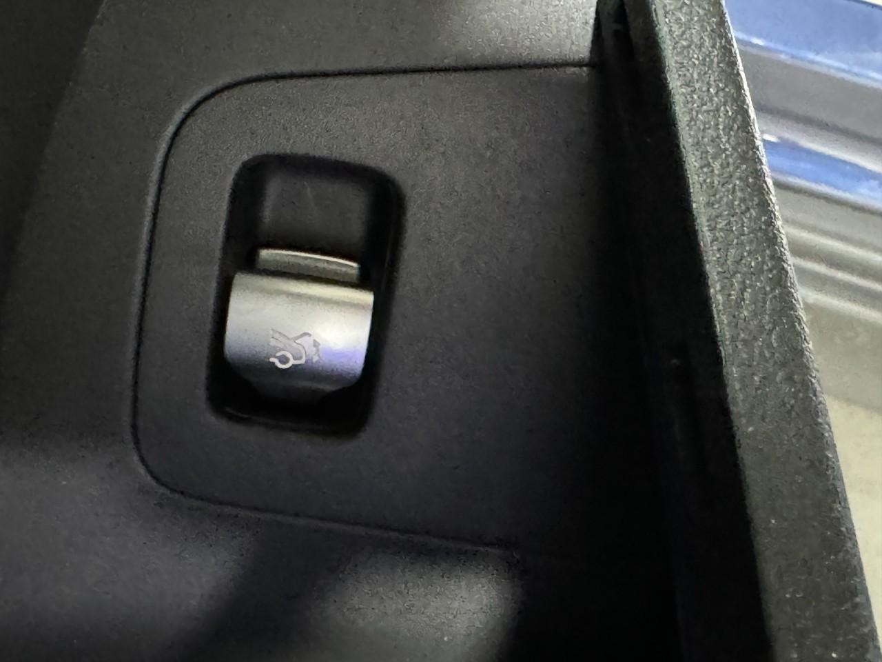 Mercedes-Benz EQE Vehicle Full-screen Gallery Image 27