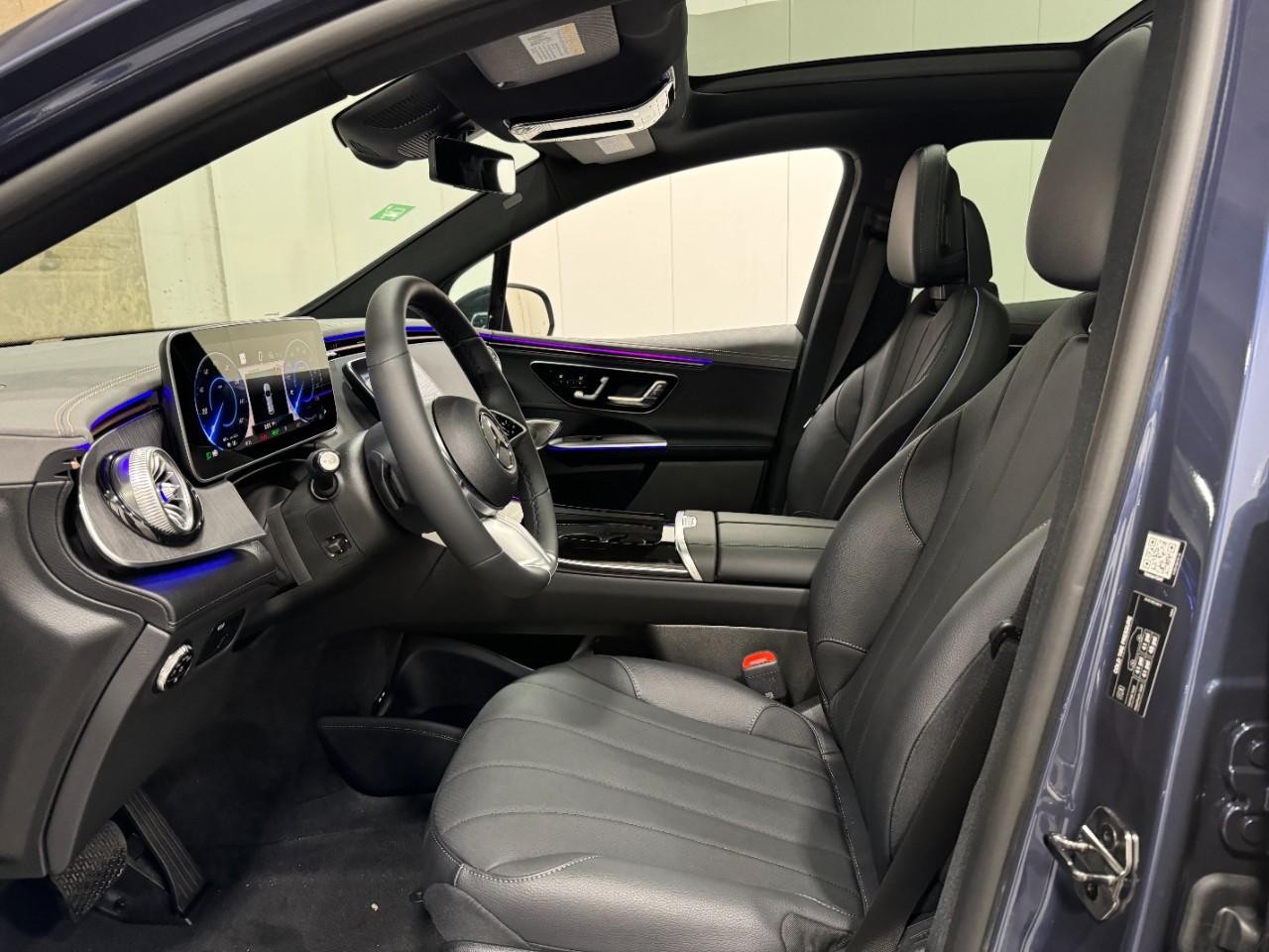 Mercedes-Benz EQE Vehicle Full-screen Gallery Image 28