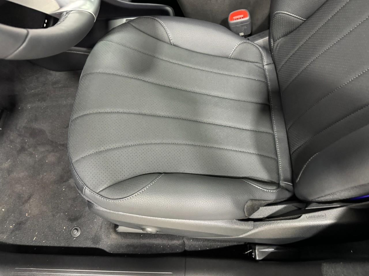 Mercedes-Benz EQE Vehicle Full-screen Gallery Image 29