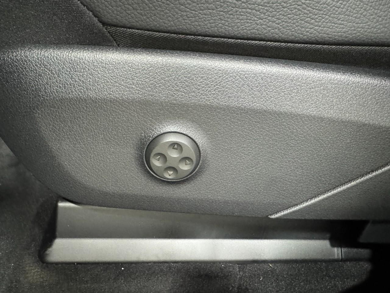 Mercedes-Benz EQE Vehicle Full-screen Gallery Image 30