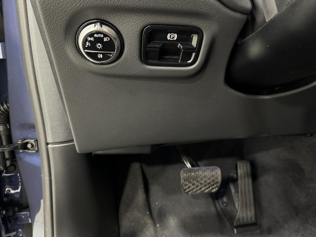 Mercedes-Benz EQE Vehicle Full-screen Gallery Image 31