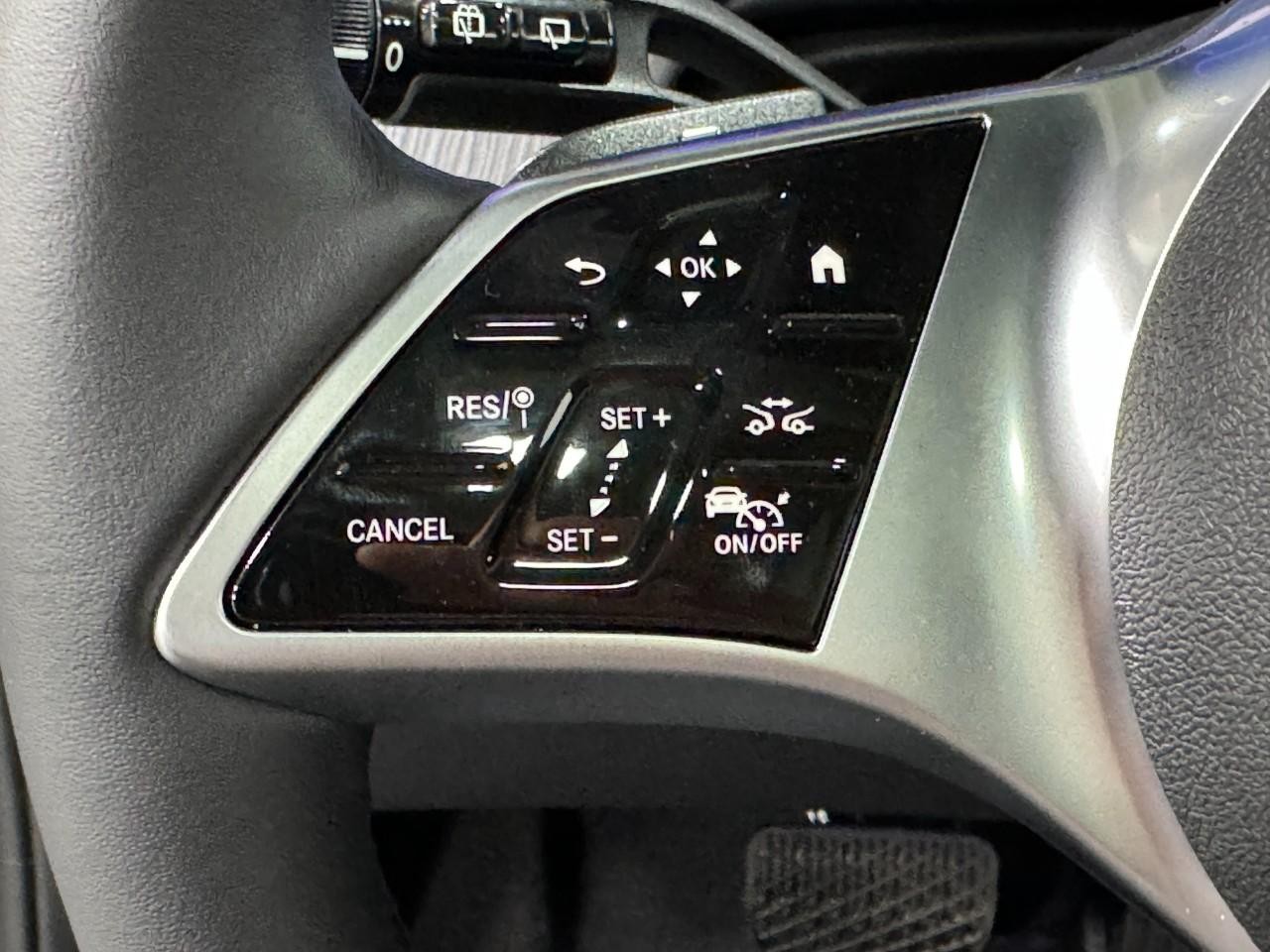 Mercedes-Benz EQE Vehicle Full-screen Gallery Image 32