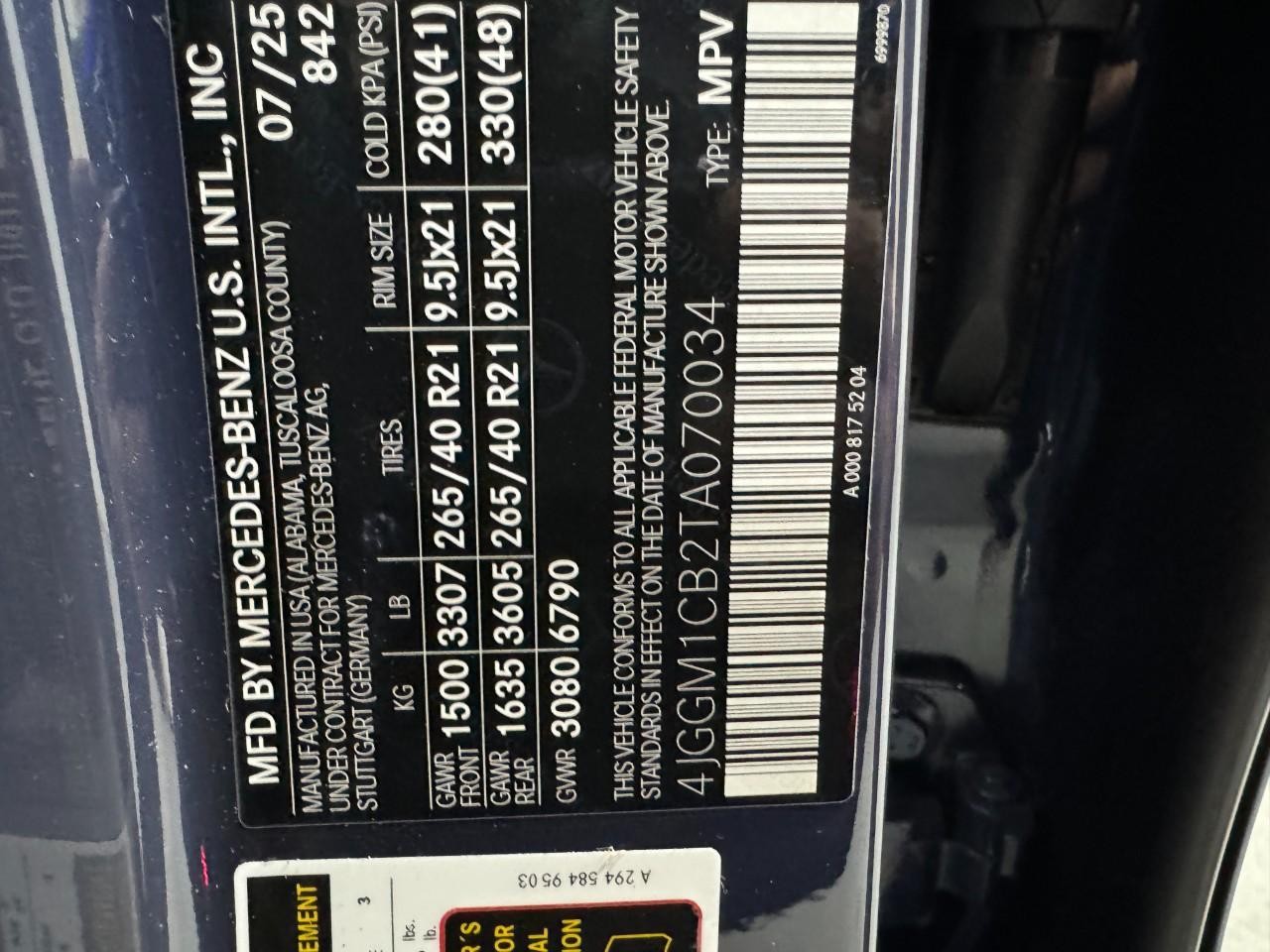 Mercedes-Benz EQE Vehicle Full-screen Gallery Image 37