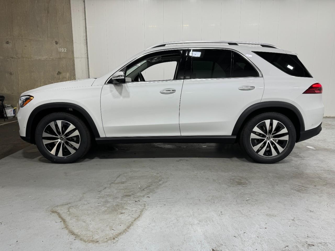 Mercedes-Benz GLE Vehicle Full-screen Gallery Image 2