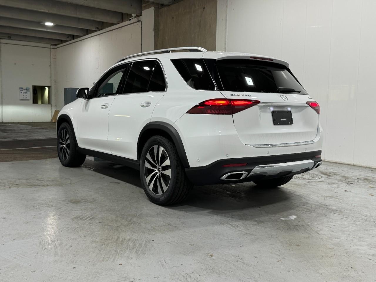 Mercedes-Benz GLE Vehicle Full-screen Gallery Image 3