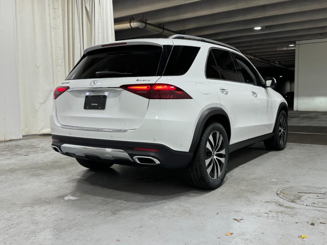 Mercedes-Benz GLE Vehicle Full-screen Gallery Image 4