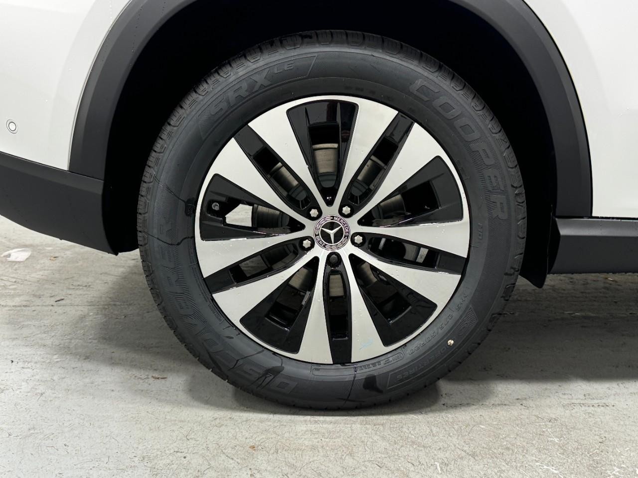 Mercedes-Benz GLE Vehicle Full-screen Gallery Image 5