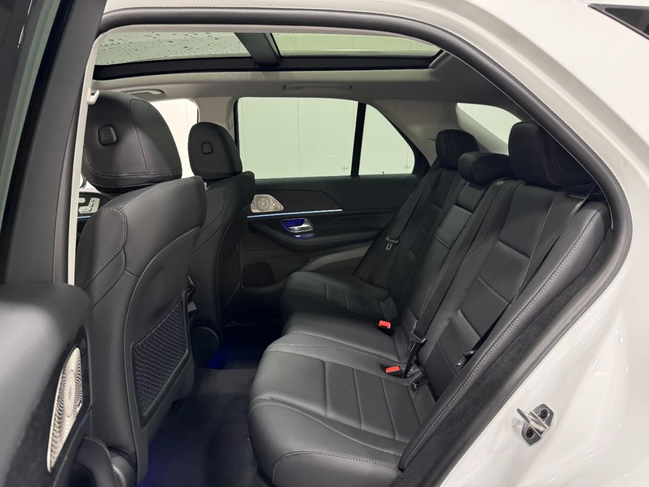 Mercedes-Benz GLE Vehicle Full-screen Gallery Image 8