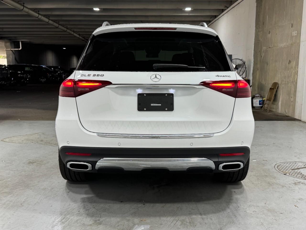 Mercedes-Benz GLE Vehicle Full-screen Gallery Image 9