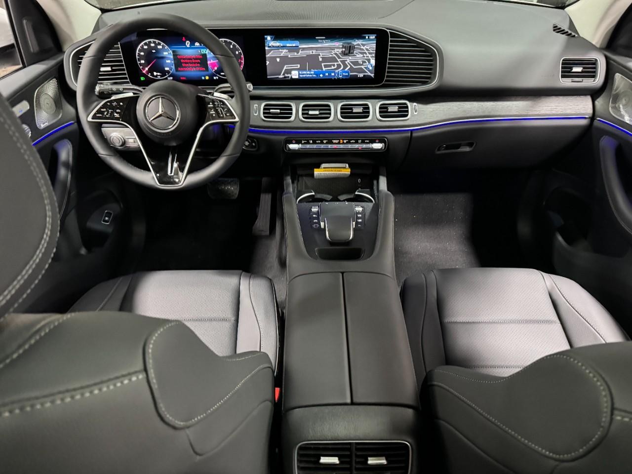 Mercedes-Benz GLE Vehicle Full-screen Gallery Image 12