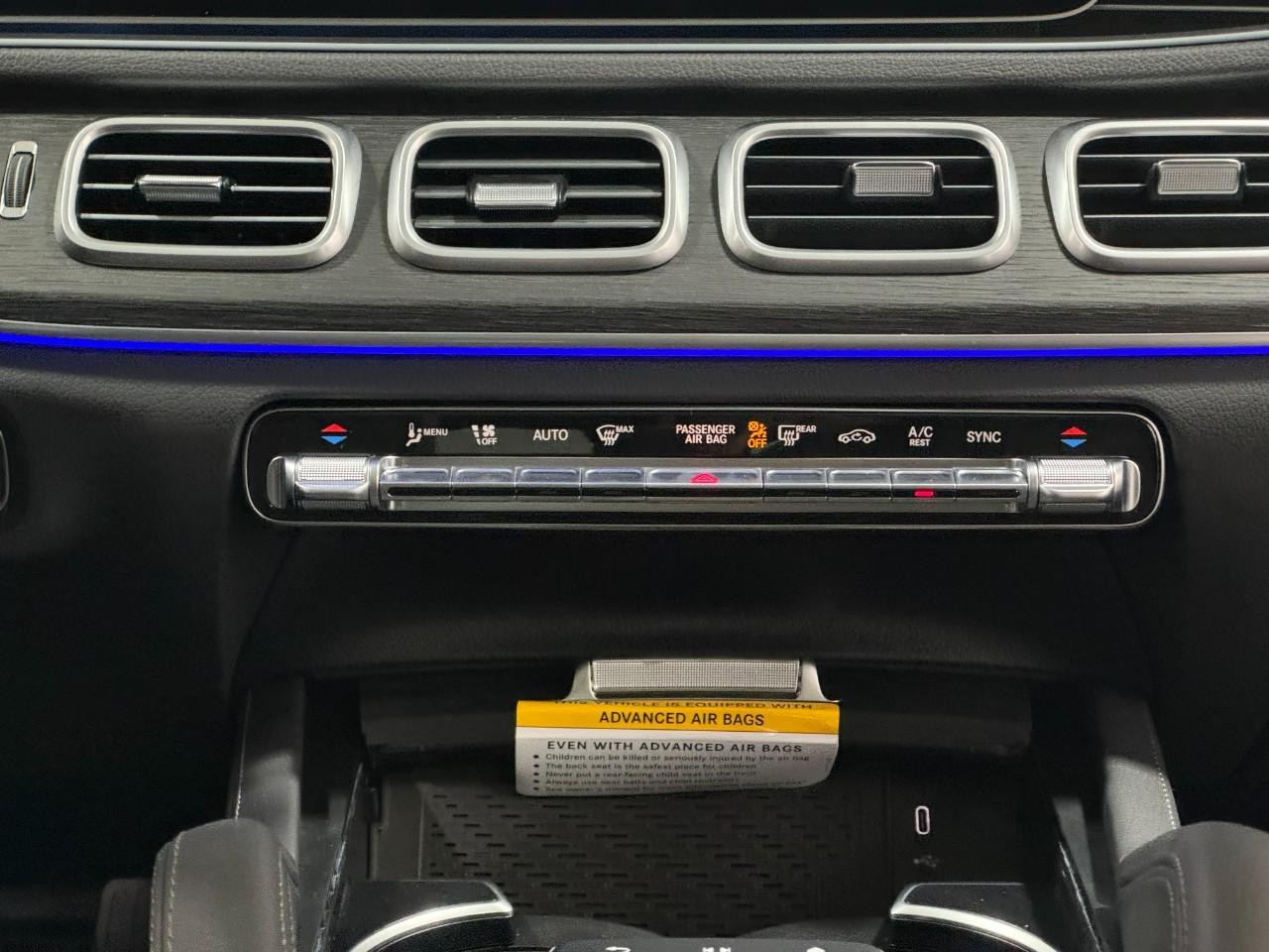 Mercedes-Benz GLE Vehicle Full-screen Gallery Image 15